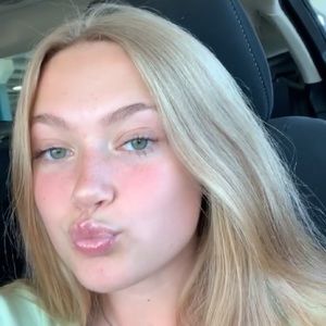 Meet your Posher, Chloe